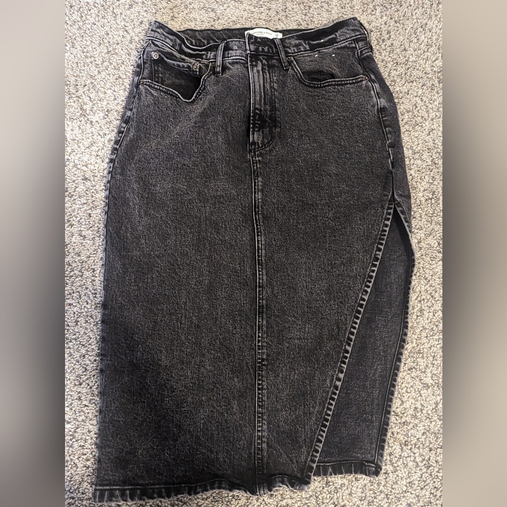 Abercrombie, low rise midi skirt in black with sexy side split, size 28